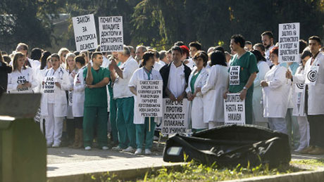 Иако се тврдеше дека медиумите се виновни за црната слика на здравството, лекарите тврдат дека се “зацрнети“ од политиките на власта