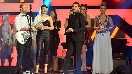 Доделување на наградите на првите три песни