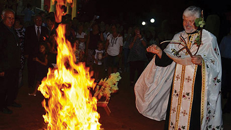 Македонскиот Божик беше достојно одбележан во МПЦ ”Св. Никола” во Северен Перт. Фамилиите вечерта за Бадник се собраа околу коледарскиот оган