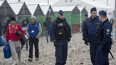 Над 90 полициски службеници од 6 држави се на македонската јужна граница преку која влегува бегалскиот бран, потврдуваат од МВР. Полицајци од Србија, Хрватска, Унгарија, Чешка, Словачка и Словенија веќе се во Гевгелија и заедно со македонските колеги вршат засилен надзор на границата, а од МВР очекуваат многу скоро и Австрија да прати свои полициски службеници.