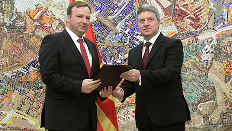 Иванов му го довери мандатот на Емил Димитриев, кој стана седми премиер на РМ. Изборите во април треба да бидат испитот за да ни се врати препораката за членство во ЕУ. Не можеме да си играме со тоа