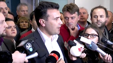 Заев посакува изборите да се случат во септември, но нема како да ги убеди владејачките партии тоа да го прифатат. Освен со нови улични протести