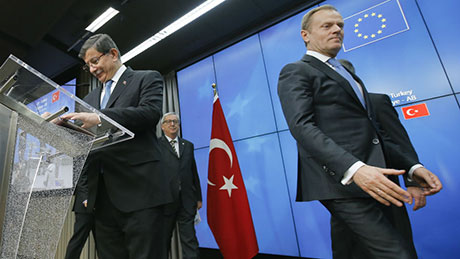 Турскиот премиер Давутоглу издејствува поголеми отстапки од ЕУ: нови $ 4.5 милијарди, укинување на визите и придви­жување на преговорите за членство во ЕУ