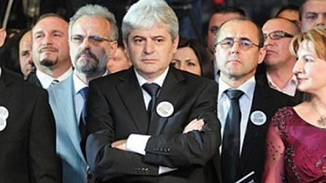 И покрај реалните снимки со политичко-криминална содржина од ланската година (во кои покрај челниците на ВМРО-ДПМНЕ ги слушавме и гласовите на Али Ахмети, Муса Џафери и ред други предводници на ДУИ), оваа партија не повлече ваков потег. Сега, наводно, Ахмети се налутил поради снимките со сексуална содржина за кои јавноста инаку смета дека се навистина монтирани