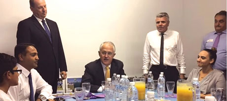 Oд средбата на австралискиот премиер со Македонците во Перт: Прајминистерот за време на разговорот неколку пати го употреби уставното име Македонија.