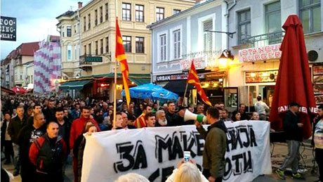 Со еднаков интензитет се одржуваат протестните собири на ГДОМ, кои сметаат дека се вистинските репрезенти на волјата на народот, наспроти “платениците на Сорос и на странските интереси“