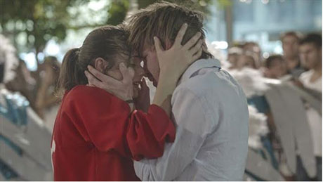 Режисерот Ристовски, кој живее во Канада, истакна дека секаде каде што побарале поддршка во Македонија, од сите институции им била дадена