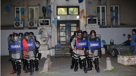 Освен фасадата на Министерството за култура, велигденски беа бојосани и дел од полицајците во заштитниот кордон