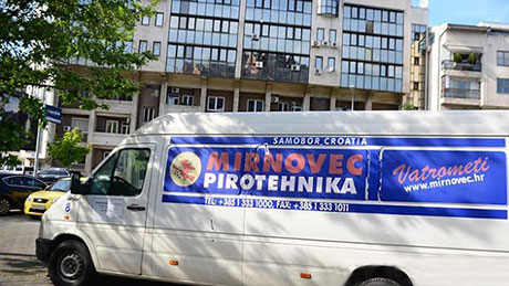 Комбето во кое е пукано и зградата во која е станот на семејството Крпач