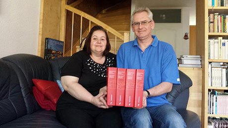 Речникот, во издание на издавачката куќа „Буске“ од Хамбург, содржи четири тома и опфаќа вкупно над 3,800 страници. Тоа се приближно 129,000 заглавни единици