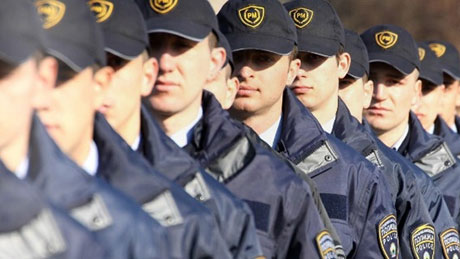 Се тврди дека за да се дојде на листата кандидати за полицаец претходно е потребно да се биде на листата на владејачките партии