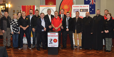 Групна фотографија на обединетите Маедонски организации со градоначалникот Бил Саравиновски