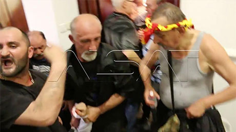 Кире Ѓеоргиевски (крајно лево) и неговиот татко Цане (во позадина) на снимка како го носат онесвестениот Села и притоа се фалат