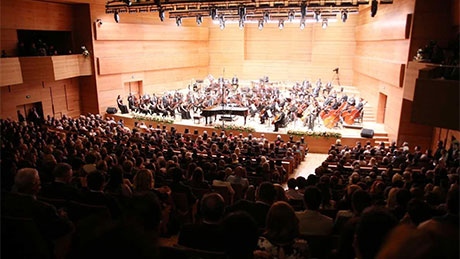 Вработени во Филхармонијата велат дека комплетирана била изведбата само на деловите кои се гледале на свеченото отворање, во останатите делови се уште се работи па затоа и не можел да се направи технички прием на објектот