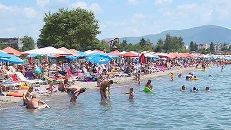 Иако плажите долж Охридското Езеро се преполни, речиси 30% од нив се без спасувачи, а половина од струшката страна се и необезбедени. Проблемот се повторува секоја сезона, па па се регистира зголемен број на давеници и инциденти на плажите. Одговорноста треба да се бара кај концесионерите, Министерството за транспорт и врски и локалните самоуправи на Охрид и Струга кои не вршат редовни инспекции на капалиштата