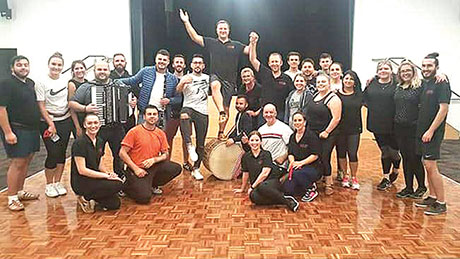 Ѓоко Јовиќ и ”Енерџи бенд” во Мелбурн го посетија КУД ”Тоше Проески” и заедно со играорците спонтано направија перформанс со жива музика за време на тренинзите на ова најново друштво во Викторија кое во изминативе години има се поголем број активни членови.