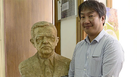 Јапонскиот славист Мотоки Номачи, кој ја пронашол изгубената македонска граматика напишана од рускиот професор Самуил Бернштејн, со бистата на Блаже Конески, еден од кодификаторите на современиот македонски литературен јазик