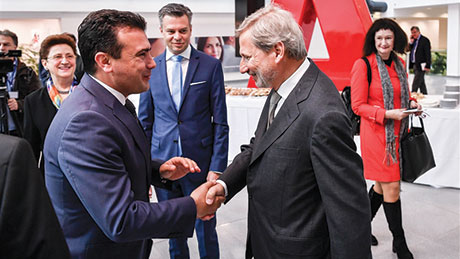 Доколку немаме датум ниту во јуни ниту во јули тогаш ќе се соочиме со политичка криза, затоа што ги ставивме сите карти на нашата интеграција во ЕУ. Тоа се очекувањата на нашите граѓани, би било проблематично доколку не се испорача тоа – порачува Заев