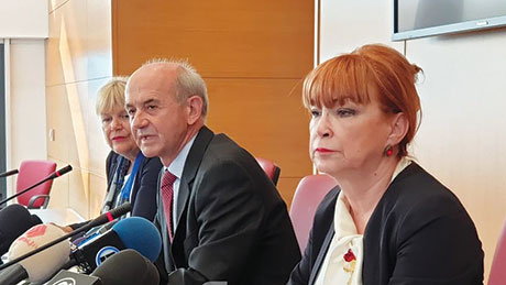 Јавниот обвинител Љубомир Јовески и обвинителката за организиран криминал Вилма Рускоска на прес-конференција