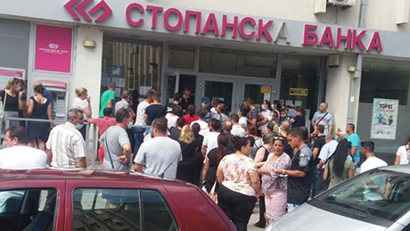 Еве како Македонците си го “одгледуваат“ вирусот - сцени од минатата недела пред банки во Куманово и Скопје