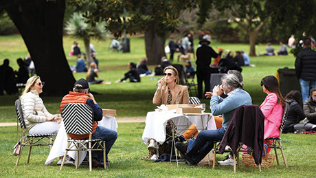 Мелбурн беше под строги мерки на изолација од почетокот на јули. Бројот на заразени и починати дојде до нула (крофна). Владата на Даниел Ендрус е обвинета дека нанесе непотребна економска штета со тоа што порано не ги ублажи рестрикциите