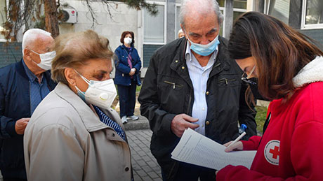 Списоци: “АстраЗенека“ за старата а “СпутникV“ за помладата популација во Македонија. Според податоците од Обединетото Кралство, заклучно со 24 март на 18.1 милион вакцинирани со “АстраЗенека“ пријавени се 22 случаи на тромбоза во мозокот и уште 8 други случаи на тромбоза (вкупно 30). Од нив 7 починале