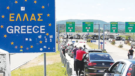 Цело претпладне грчките погранични службеници не пропуштаа никого, чекајќи ја официјалната депеша од Атина. Се создаде голема колона во меѓуграничниот простор Богородица-Евзони од возила со македонски и српски регистарски ознаки кои со часови чекаа влез во Грција. Имаше и нервозни препирки меѓу оние во колоната. Македонците се вратија по дома а Србите заминаа преку Бугарија