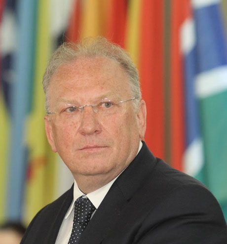 Техничкиот шеф на дипломатијата на Бугарија Светлан Стоев одвај чека да ја покаже својата строгост кон Македонија