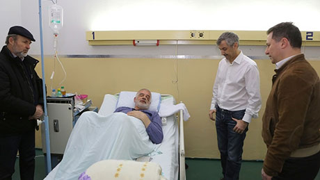 Povredeniot Todor Petrov beshe poseten vo bolnica od Nikola Gruevski i skopskiot gradonachalnik Koce Trajanovski. Mu vetile deka napadot nema da pomine nekazneto